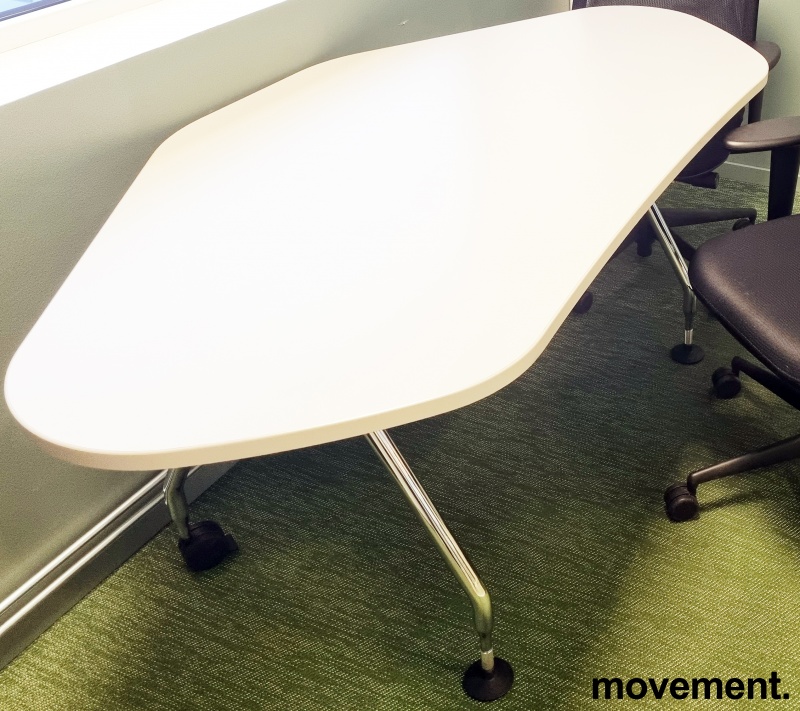 Solgt!Skrivebord fra Vitra i lys grå, Ad