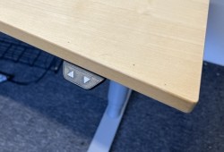 Skrivebord fra Martela med elektrisk hevsenk, bjerk plate, 160x80cm, med magebue, pent brukt