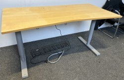 Skrivebord fra Martela med elektrisk hevsenk, bjerk plate, 160x80cm, med magebue, pent brukt