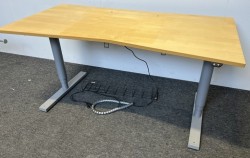 Skrivebord fra Martela med elektrisk hevsenk, bjerk plate, 160x80cm, med magebue, pent brukt