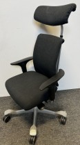 HÅG H05 5300 kontorstol i mørkt grått remix-stoff, armlener og nakkepute, grått kryss, pent brukt