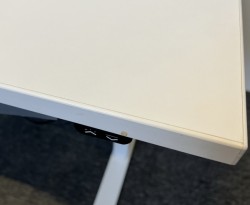 Skrivebord med elektrisk hevsenk i hvitt fra Holmris, 160x80cm, pent brukt