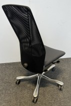 Kontorstol: Kinnarps 5000-serie i mørkt grått stoff / mesh, polert aluminium kryss, uten armlener, pent brukt