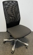Kontorstol: Kinnarps 5000-serie i mørkt grått stoff / mesh, polert aluminium kryss, uten armlener, pent brukt