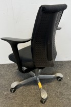Håg H05 5500 kontorstol i mørkt grått stoff, høy rygg og armlener, grått kryss, pent brukt