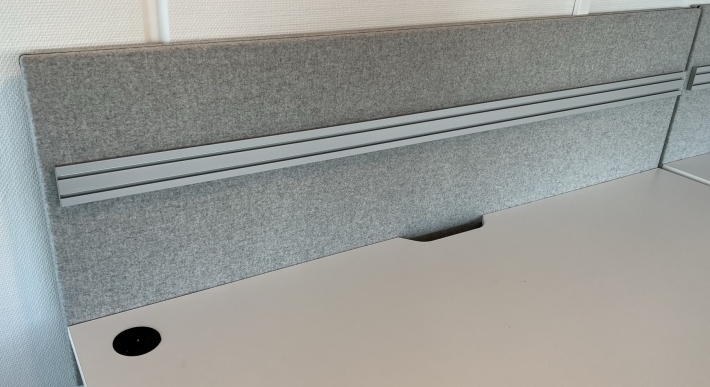 Bordskillevegg i lyst gråmelert