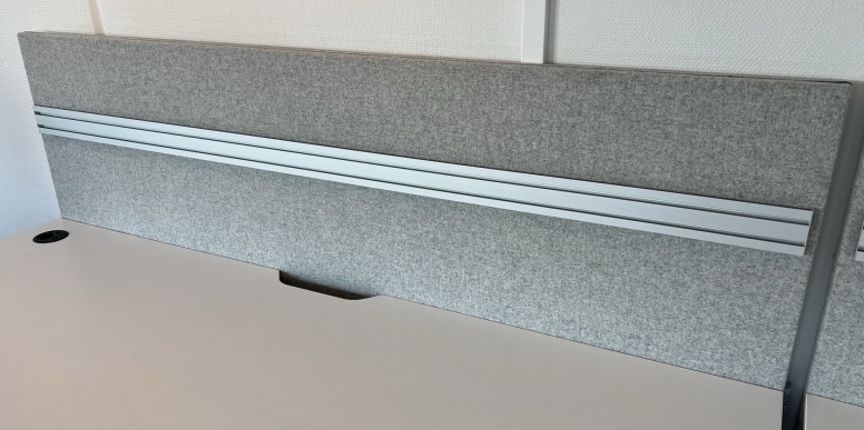 Bordskillevegg i lyst gråmelert