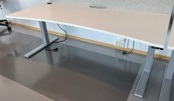 Skrivebord med elektrisk hevsenk i hvitt / grått fra Svenheim, 180x80cm med magebue, pent brukt