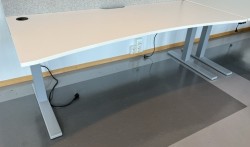 Skrivebord med elektrisk hevsenk i hvitt / grått fra Svenheim, 180x80cm med magebue, pent brukt