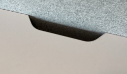 Skrivebord med elektrisk hevsenk i hvitt / grått fra Svenheim, 180x80cm med magebue, pent brukt