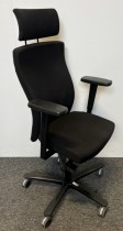 Kontorstol fra EFG, modell Splice i sort stoff, nakkepute og armlener, pent brukt