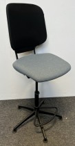 Savo Invite barstol i sort mesh / blått, fotring, 63-83cm sittehøyde, pent brukt