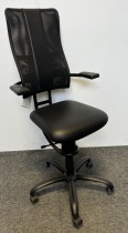 Ergonomisk, ryggvennlig kontorstol fra Spinalis, modell Hacker med Renna trekk i sort / sort mesh, pent brukt