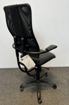Ergonomisk, ryggvennlig kontorstol fra Spinalis, modell Hacker med Renna trekk i sort / sort mesh, pent brukt