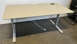 Skrivebord med elektrisk hevsenk i lys grå linoleum / grått fra Dencon, 160x80cm, pent brukt