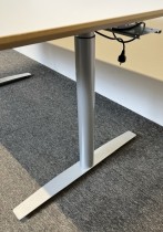 Skrivebord med elektrisk hevsenk i hvitt / grått fra Svenheim, 160x80cm, pent brukt