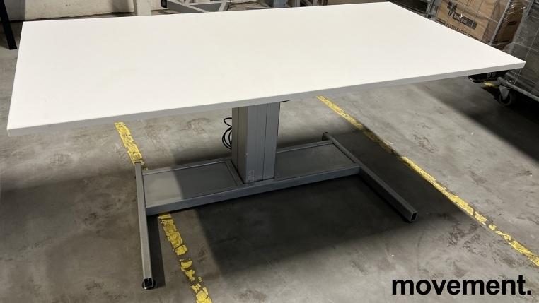 Solgt!Skrivebord med ettpunkts elektrisk - 1 / 3