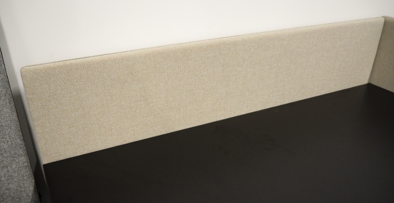Bordskillevegg i beige melert stoff