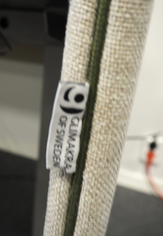 Bordskillevegg i beige melert stoff