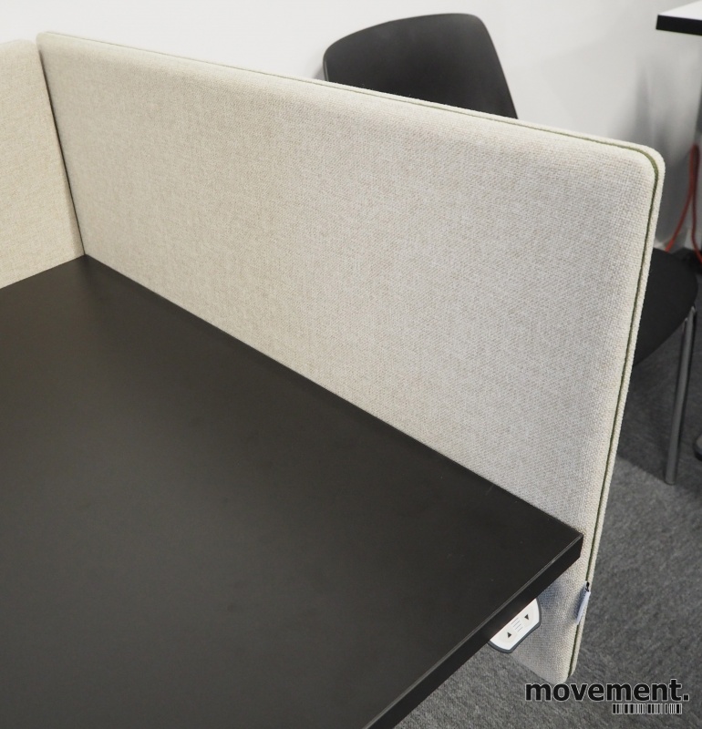 Solgt!Bordskillevegg i beige melert stoff - 1 / 3