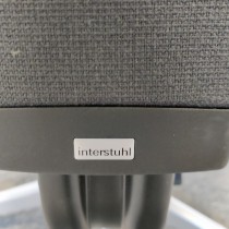 Kontorstol i mørk grått stoff fra Interstuhl, modell Goal, høy rygg og armlene, pent brukt