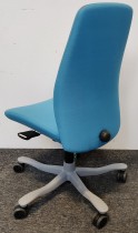 Kontorstol: Kinnarps 5000-serie i lys blått stoff, grålakkert fotkryss, pent brukt