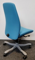 Kontorstol: Kinnarps 5000-serie i lys blått stoff, grålakkert fotkryss, pent brukt