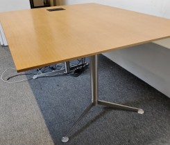 Kompakt møtebord fra Paustian i eik / krom, 150x110cm, passer 6-8 personer, pent brukt