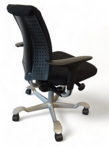 Håg H05 5300 kontorstol med swingbackarmlener og grått fotkryss nytrukket i sort