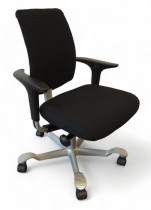 Håg H05 5300 kontorstol med swingbackarmlener og grått fotkryss nytrukket i sort
