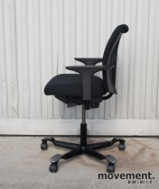 Håg H05 5300 kontorstol med sort fotkryss, nyoverhalt og nytrukket i sort, pent brukt