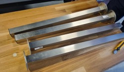 Benkeplate i heltre eik 186x62cm x 37mm, påmontert ben, total høyde 74cm, brukt
