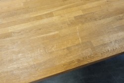 Benkeplate i heltre eik 186x62cm x 37mm, påmontert ben, total høyde 74cm, brukt