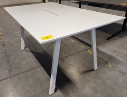 Kompakt møtebord fra Svenheim i hvitt, 160x90cm, passer 4-6 personer, pent brukt