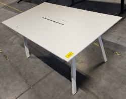 Kompakt møtebord fra Svenheim i hvitt, 160x90cm, passer 4-6 personer, pent brukt