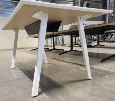 Kompakt møtebord fra Svenheim i hvitt, 160x90cm, passer 4-6 personer, pent brukt