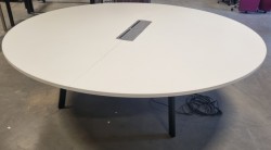 Stort, rundt møtebord fra Svenheim i hvitt, Ø=240cm, passer inntil 12 personer, pent brukt