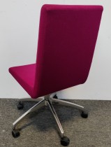 Konferansestol fra EFG, modell WOODS i rødt stoff / krom understell på hjul, pent brukt