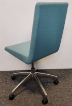 Konferansestol fra EFG, modell WOODS i lys blått stoff / krom understell på hjul, pent brukt