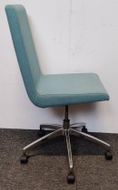 Konferansestol fra EFG, modell WOODS i lys blått stoff / krom understell på hjul, pent brukt