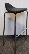 Barstol fra Materia, modell Plektrum i sort skinnlook / krom, 78cm sittehøyde, pent brukt