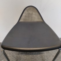 Barstol fra Materia, modell Plektrum i sort skinnlook / krom, 78cm sittehøyde, pent brukt