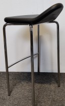 Barstol fra Materia, modell Plektrum i sort skinnlook / krom, 78cm sittehøyde, pent brukt