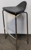 Barstol fra Materia, modell Plektrum i sort skinnlook / krom, 78cm sittehøyde, pent brukt