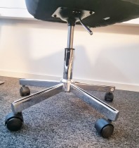 Enkel kontorstol fra Jysk, modell Abildholt, grått stoff / krom base med hjul, pent brukt
