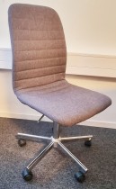 Enkel kontorstol fra Jysk, modell Abildholt, grått stoff / krom base med hjul, pent brukt