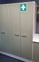 Garderobeskap fra Trece i hvitt, med blekgrønne dører, 194cm høyde, 80cm bredde, pent brukt