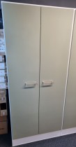 Garderobeskap fra Trece i hvitt, med blekgrønne dører, 194cm høyde, 80cm bredde, pent brukt