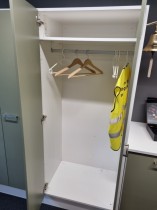 Garderobeskap fra Trece i hvitt, med blekgrønne dører, 194cm høyde, 80cm bredde, pent brukt