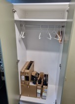 Garderobeskap fra Trece i hvitt, med blekgrønne dører, 194cm høyde, 80cm bredde, pent brukt